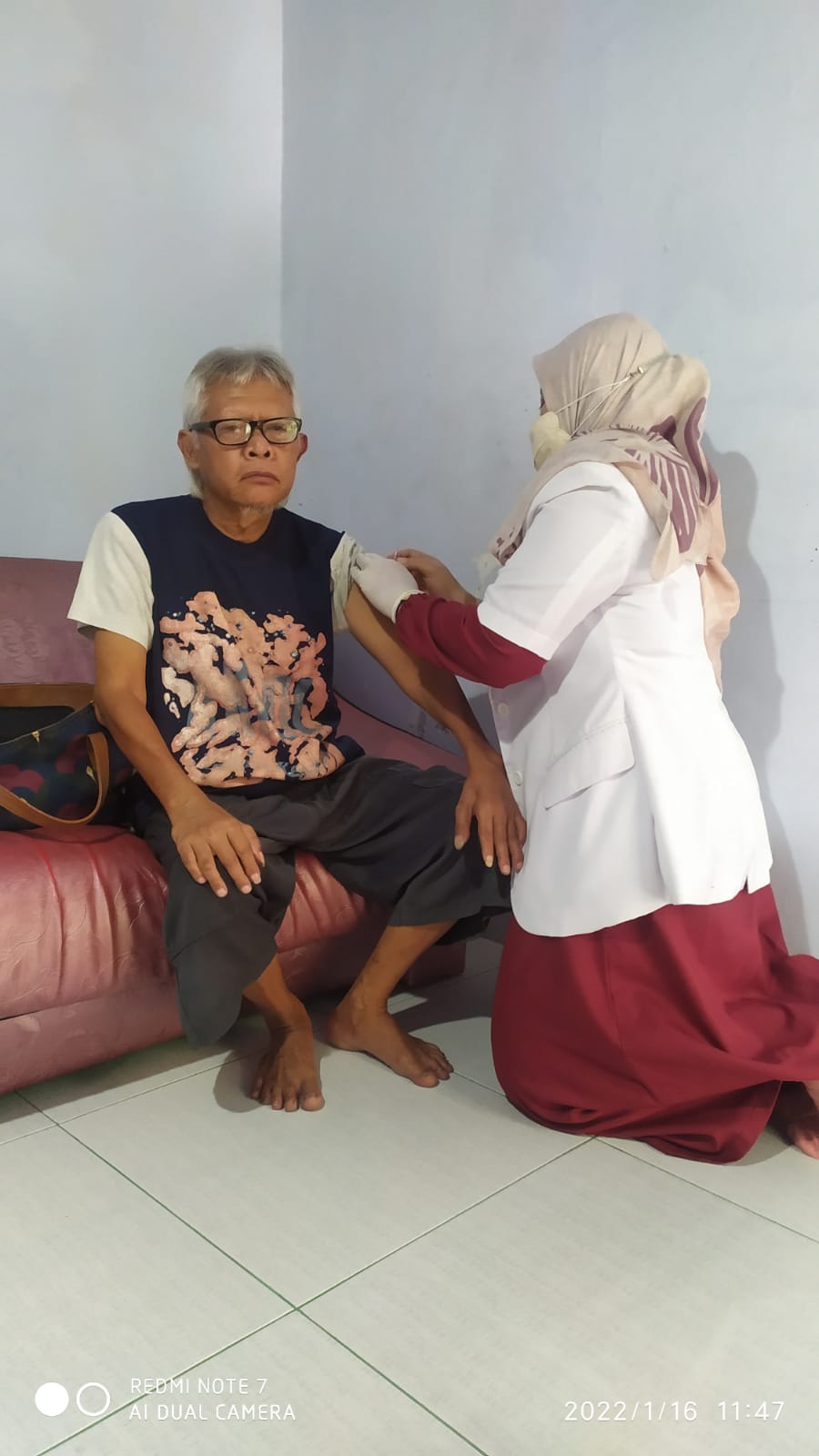 Pelayanan Langsung kepada Masyarakat melalui Vaksinasi door to door ke rumah Warga di wilayah Kelurahan Mulyoharjo