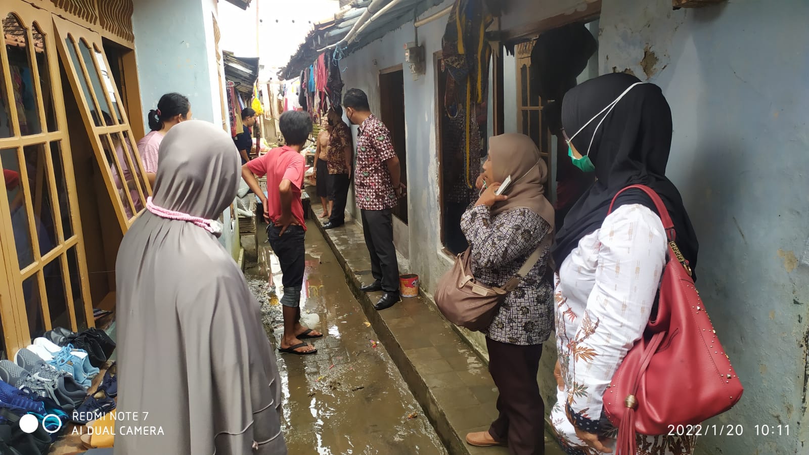 Sambang Warga Pasca Banjir dan pemberian bantuan berupa nasi bungkus guna meringankan beban warga terdampak banjir
